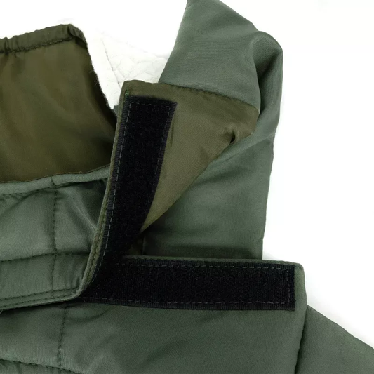 Krupan plan čičak trake na maslinasto zelenom zimskom prsluku za pse, prikaz zatvaranja na vratu.