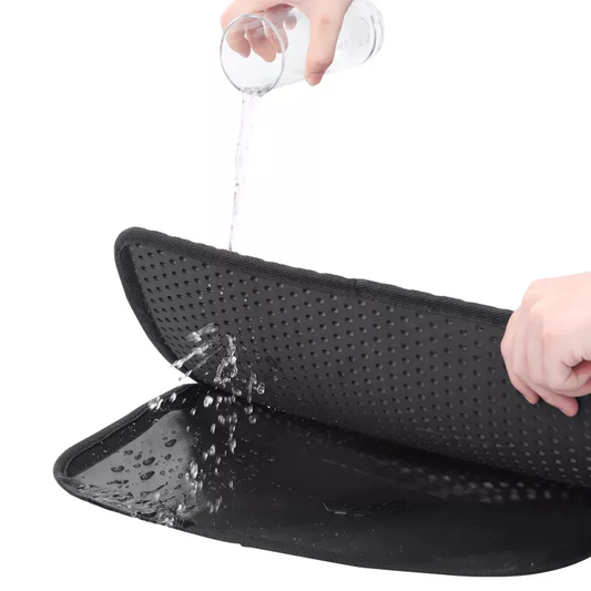 Prostirka za mačji pesak, detalj saćaste teksture koja hvata rasuti pesak