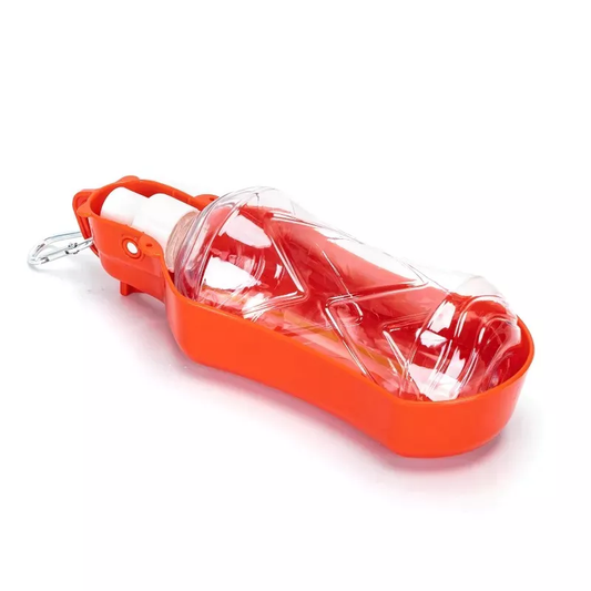 Detalj posude putne flašice za pse, jednostavno punjenje i vraćanje viška vode