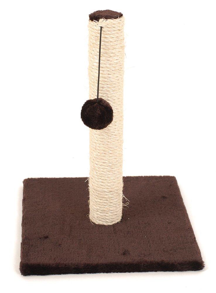 Grebalica za mačke sa sisal stubom, kvadratnom braon plišanom bazom i visećom plišanom lopticom na kanapu.