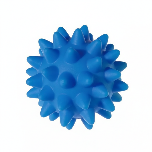 Plava gumena bodljikava loptica za pse, teksturisana za masažu desni i zabavu u igri.