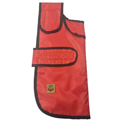 Crvena kabanica za psa položena ravno, sa istaknutim čičak-zatvaranjem na grudima i stomaku.