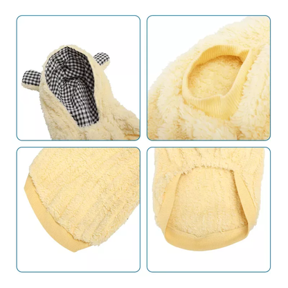 Detaljni prikaz žutog flis kaputića za pse i mačke – kapuljača sa ušima, otvori za noge i rebrasti porub na beloj pozadini.