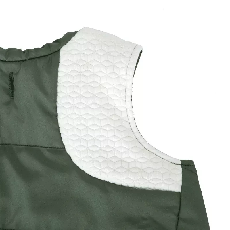 Detalj belog prošivenog panela na ramenu maslinasto zelenog prsluka za pse, tekstura tkanine na beloj pozadini.