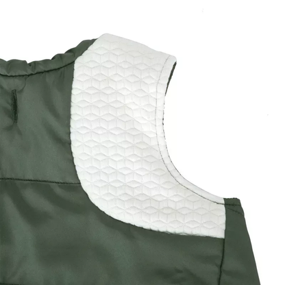 Detalj belog prošivenog panela na ramenu maslinasto zelenog prsluka za pse, tekstura tkanine na beloj pozadini.