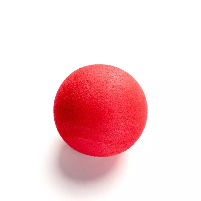 Elastična sunđerasta loptica za mačke u crvenoj boji sa rupicama za lakše hvatanje