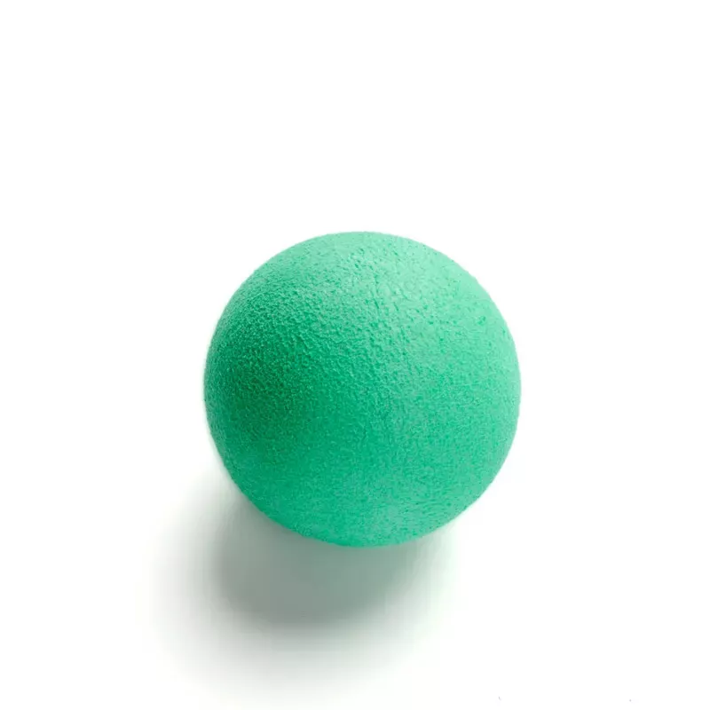 Elastična sunđerasta loptica za mačke u zelenoj boji, idealna za igru