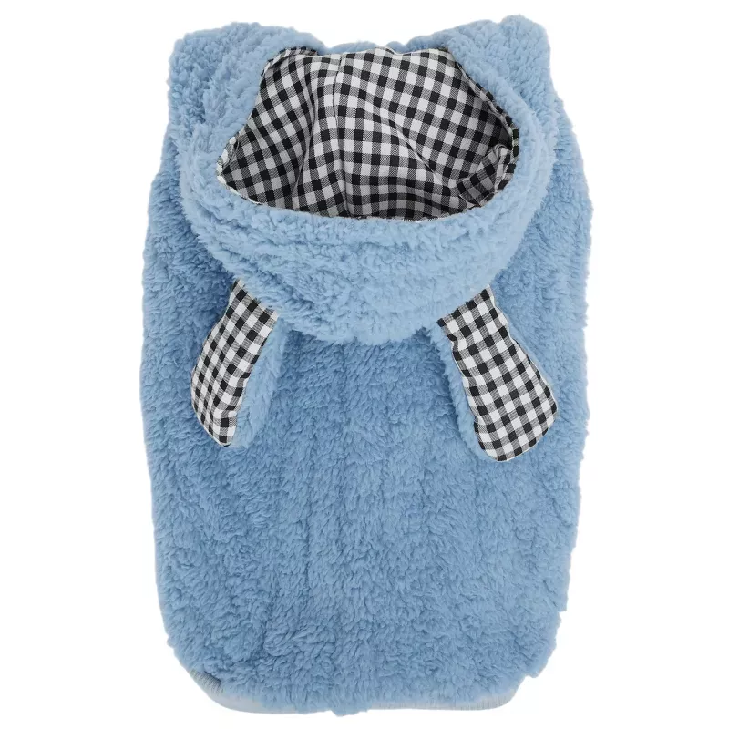 Plavi flis kaputić sa ušima i kariranom postavom za psa ili mačku, zimska odeća na beloj pozadini.