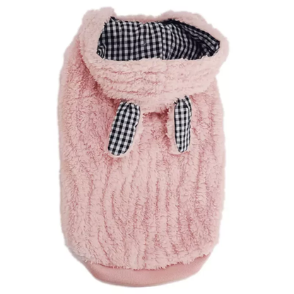 Roze flis kaputić sa kapuljačom i ušima za malog psa ili mačku, mekana i udobna jakna na beloj pozadini.