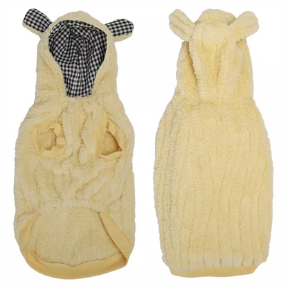 Žuti flis kaputić sa kapuljačom i ušima za psa ili mačku, topla zimska odeća na beloj pozadini.