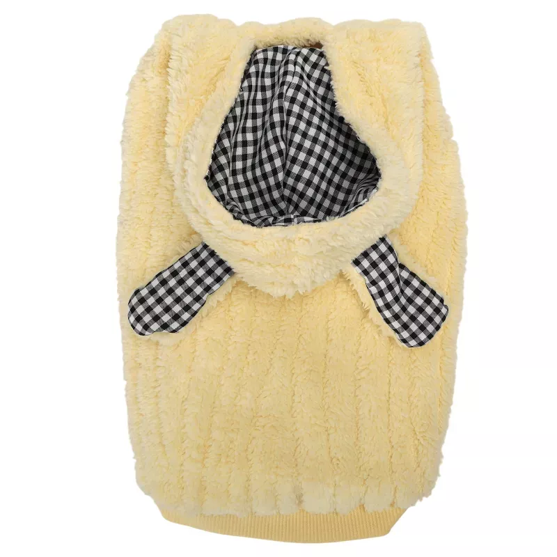 Žuti flis kaputić sa kapuljačom i ušima za malog psa ili mačku, mekana i udobna jakna na beloj pozadini.