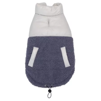 Detalj sherpa postave zimske jakne za pse, mekana i topla tekstura