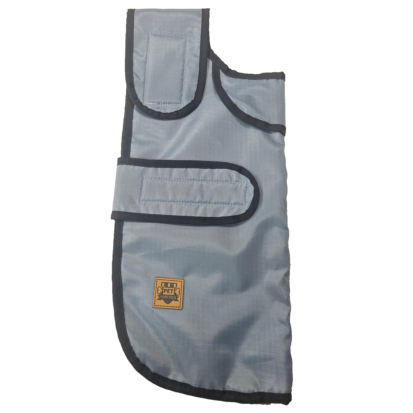 Siva kabanica za psa položena ravno, sa istaknutim čičak-zatvaranjem na grudima i stomaku.