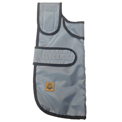 Siva kabanica za psa položena ravno, sa istaknutim čičak-zatvaranjem na grudima i stomaku.