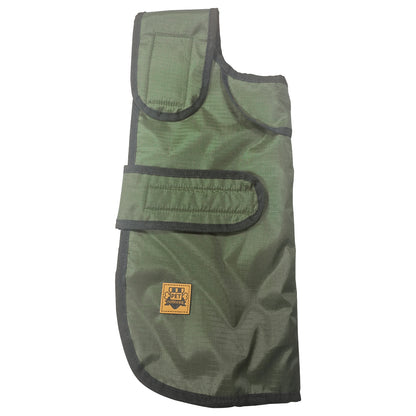 Zelena kabanica za psa položena ravno, sa istaknutim čičak-zatvaranjem na grudima i stomaku.