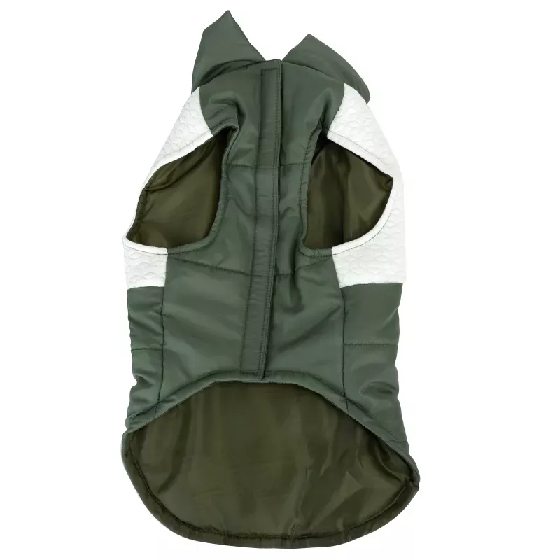 Maslinasto zeleni zimski prsluk za psa sa belim prošivenim panelima na ramenima i otvorom za povodac, na beloj pozadini.