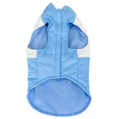 Svetloplavi zimski prsluk za pse sa belim ramenima i otvorom za povodac na leđima, na beloj pozadini.