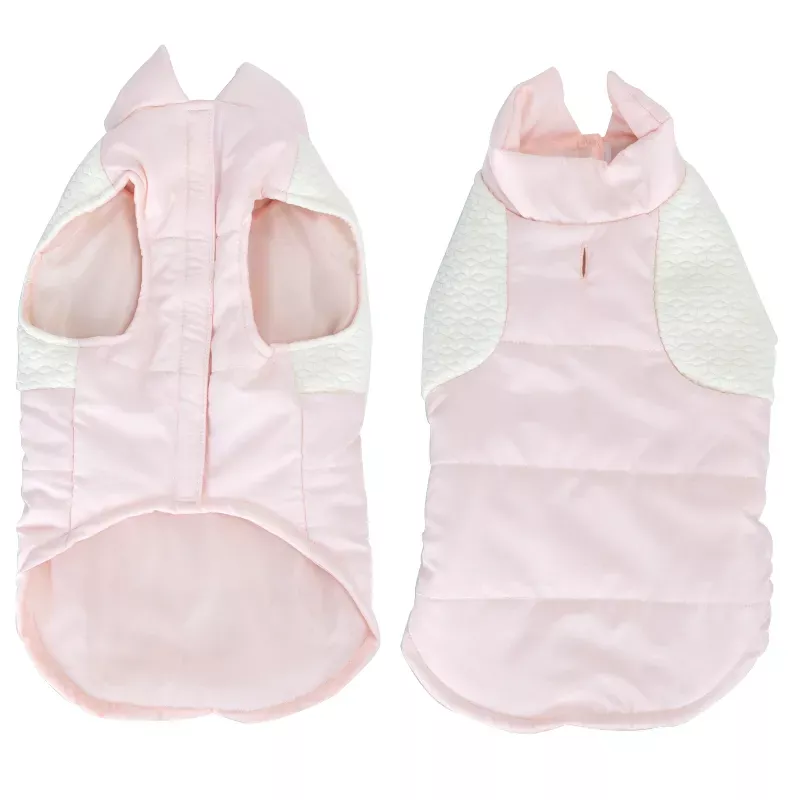 Svetlo roze zimski kaputić za psa sa belim prošivenim ramenima i fiksnom kragnom, idealan za hladne šetnje, na beloj pozadini.