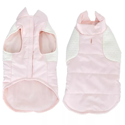 Svetlo roze zimski kaputić za psa sa belim prošivenim ramenima i fiksnom kragnom, idealan za hladne šetnje, na beloj pozadini.