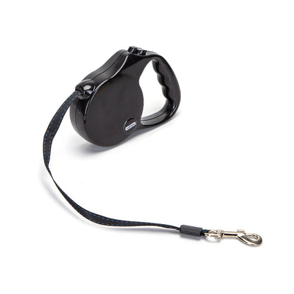 Crni automatski povodac za pse sa izvučenom trakom i metalnom kukicom.