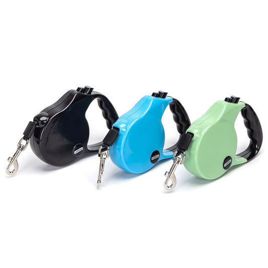 Tri automatska retraktibilna povodca za pse u plavoj, zelenoj i crnoj boji poređani u nizu.