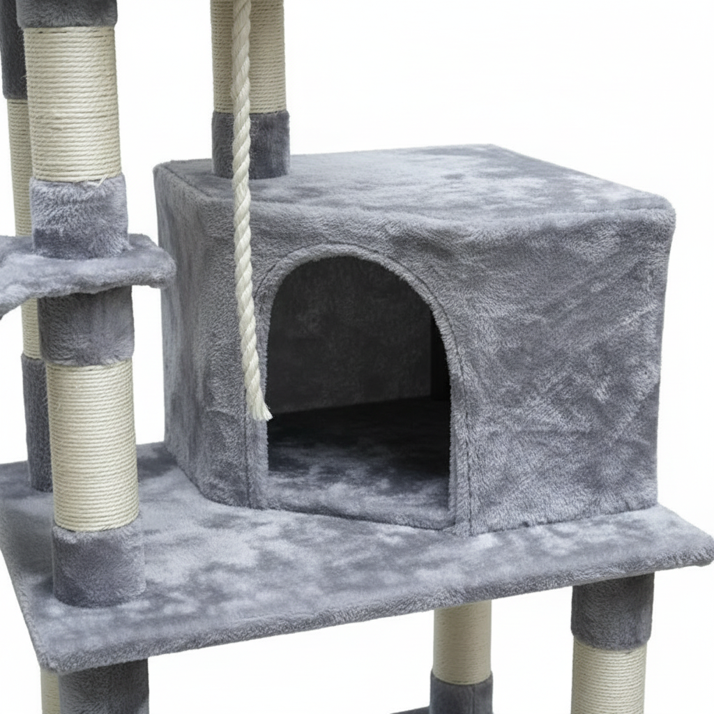 Krupni plan sisal stubova za grebanje i sivo obložene platforme drveta za mačke.