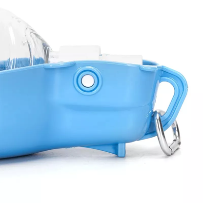 Putna flašica za pse u upotrebi, pas pije vodu iz integrisane posude