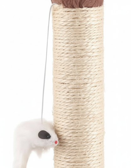 Krupni plan sisal stuba grebalice za mačke sa visećom igračkom u obliku miša.