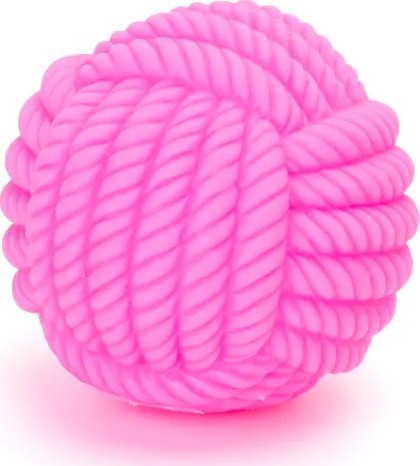 Fluorescentna roze gumena loptica za pse sa teksturom konopca na beloj pozadini.