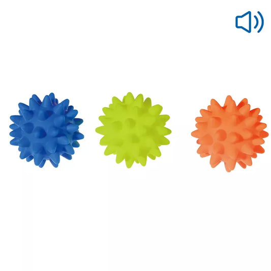 Tri gumene bodljikave loptice za pse u plavoj, zelenoj i narandžastoj boji na beloj pozadini.
