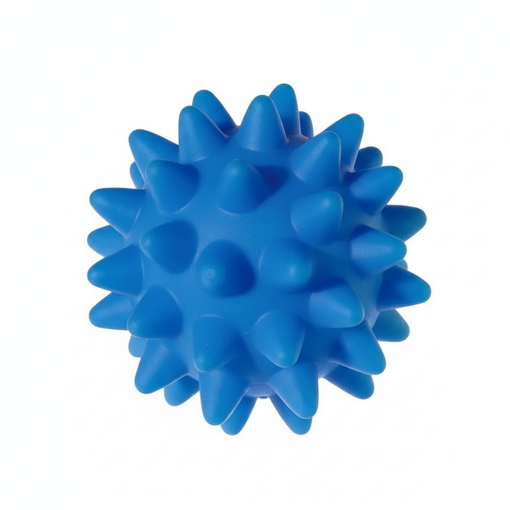 Plava gumena bodljikava loptica za pse, teksturisana za masažu desni i zabavu u igri.