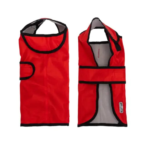 Crvena kabanica za psa prikazana sprijeda i straga, sa jasnim prikazom kroja i zatvaranja.