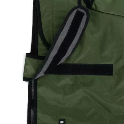 Kabanica za psa, krupni plan čičak-zatvaranja koje omogućava lako podešavanje širine.