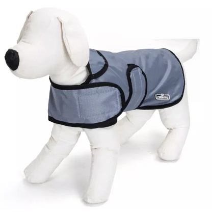 Siva kabanica za psa prikazana sa bočne strane na belom modelu psa.