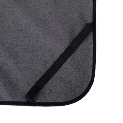 Detaljan prikaz sive kabanice za psa, tekstura vodootpornog materijala i obruba.