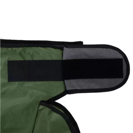 Zelena kabanica za psa, detalj bočne trake koja se zatvara oko stomaka.