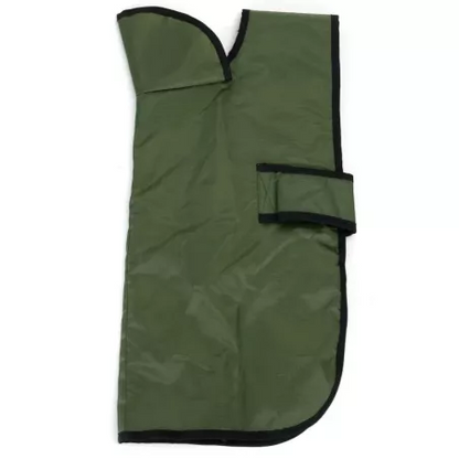 Zelena kabanica za psa, prikaz sa leđa sa jasno vidljivim krojem duž tela.