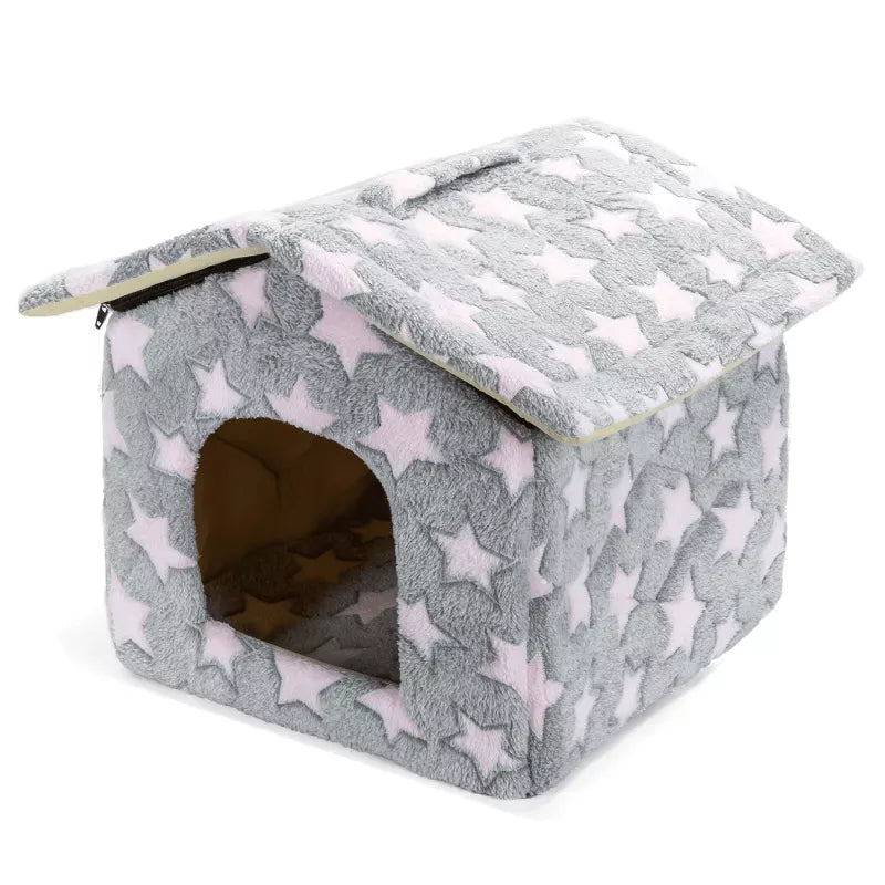 Mekana siva kućica za pse i mačke sa dezenom zvezdica, prikazana pod uglom na beloj pozadini.