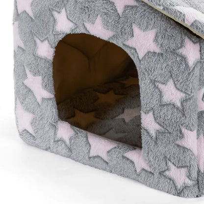 Detaljan prikaz ulaza u sivu mekanu kućicu za pse i mačke sa zvezdicama.