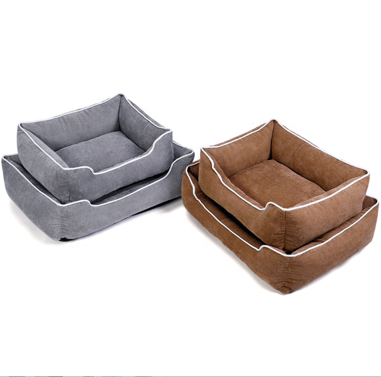 Sivi krevet sa visokim ivicama, udoban i elegantan