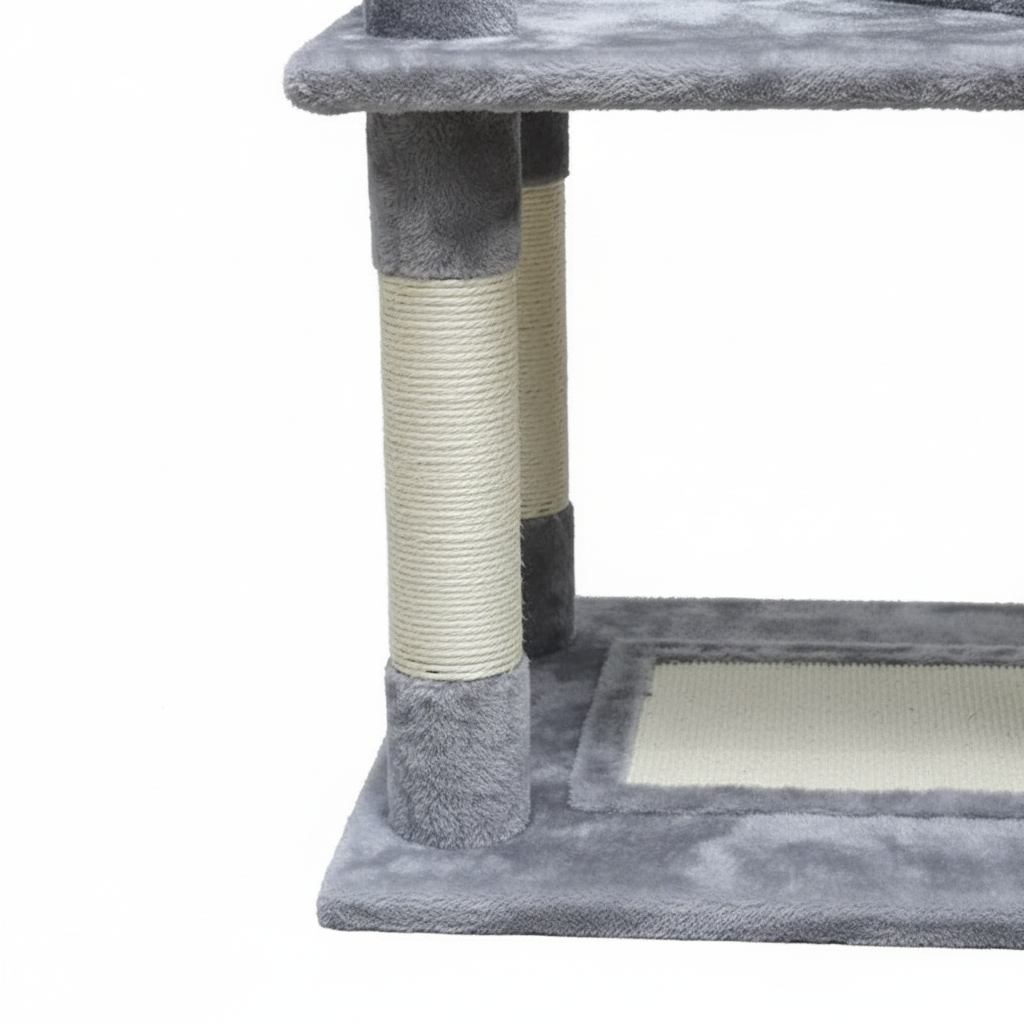 Krupni plan sisal stubova za grebanje i sivo obložene platforme drveta za mačke.