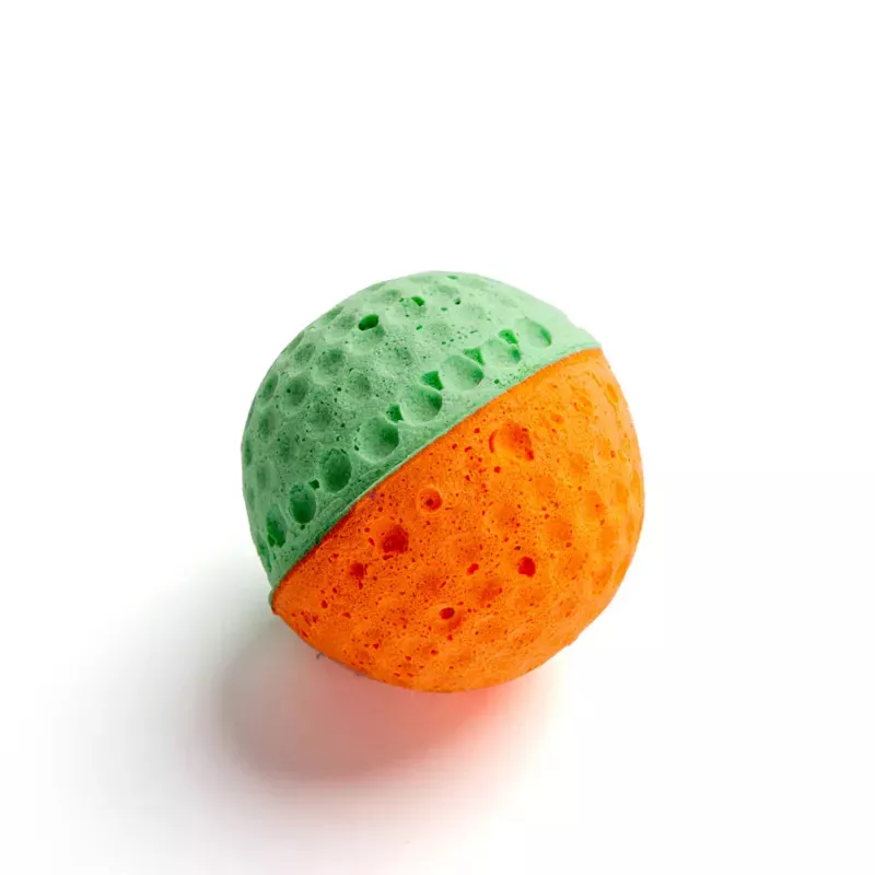 Sunđerasta loptica za mačke crveno-zelena kombinacija, idealna za šutiranje