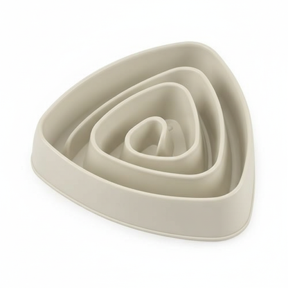 Detaljan prikaz krem sporе posude za hranu, sa spiralnim pregradama koje usporavaju uzimanje hrane.