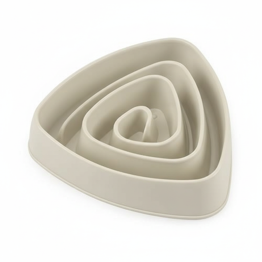 Detaljan prikaz krem sporе posude za hranu, sa spiralnim pregradama koje usporavaju uzimanje hrane.