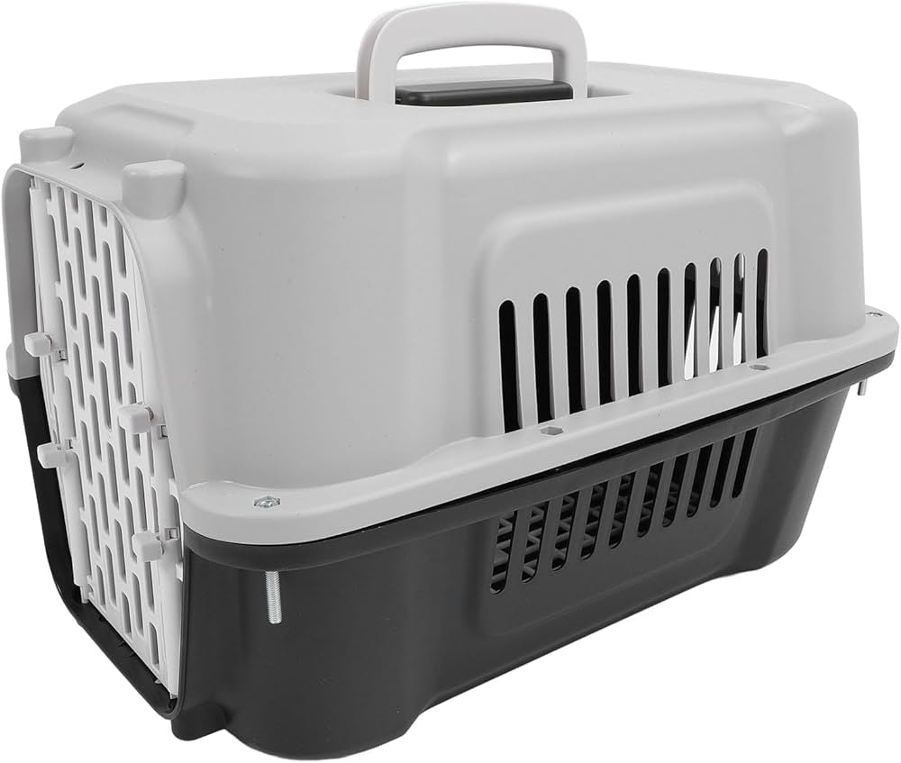 Plastični transporter za pse i mačke rastavljen na gornji deo, donju kadicu i metalna vrata.