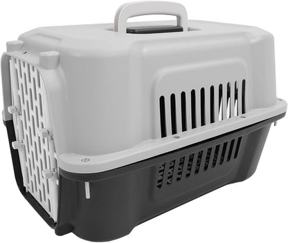 Plastični transporter za pse i mačke rastavljen na gornji deo, donju kadicu i metalna vrata.