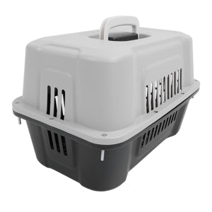 Sivi transporter za pse i mačke, bočni prikaz sa ventilacionim otvorima i crnim dnom.