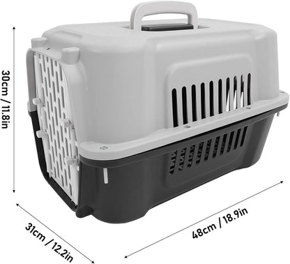 Sivi transporter za pse i mačke sa ucrtanih dimenzijama boksa na beloj pozadini.