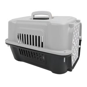 Sivi plastični transporter za pse i mačke sa metalnim vratima, prikazan koso na beloj pozadini.