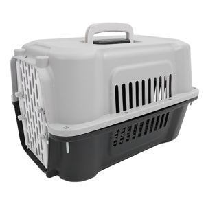 Sivi plastični boks za ljubimce, prikaz prednjeg ugla sa ručkom na poklopcu.